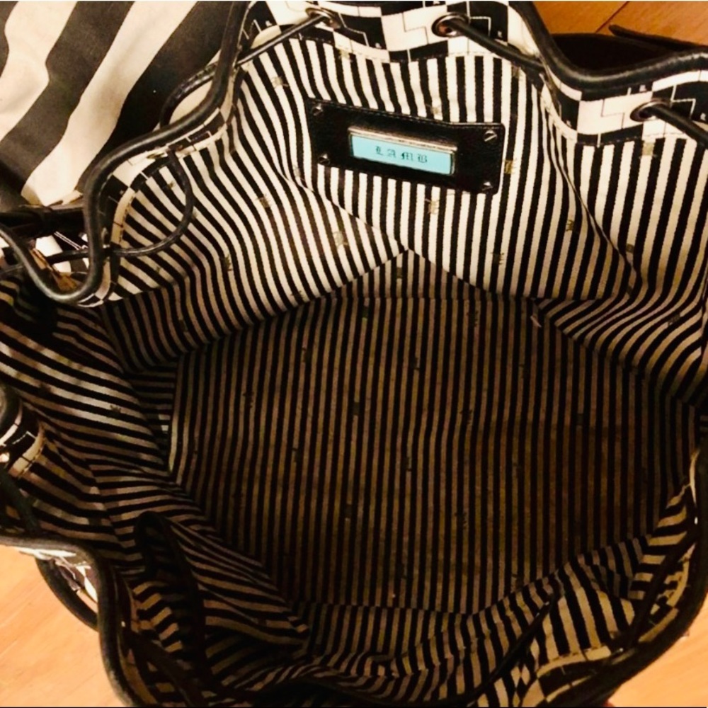 🖤🤍 L.A.M.B Vintage Drawstring Handbag 🖤🤍 - Picture 8 of 16